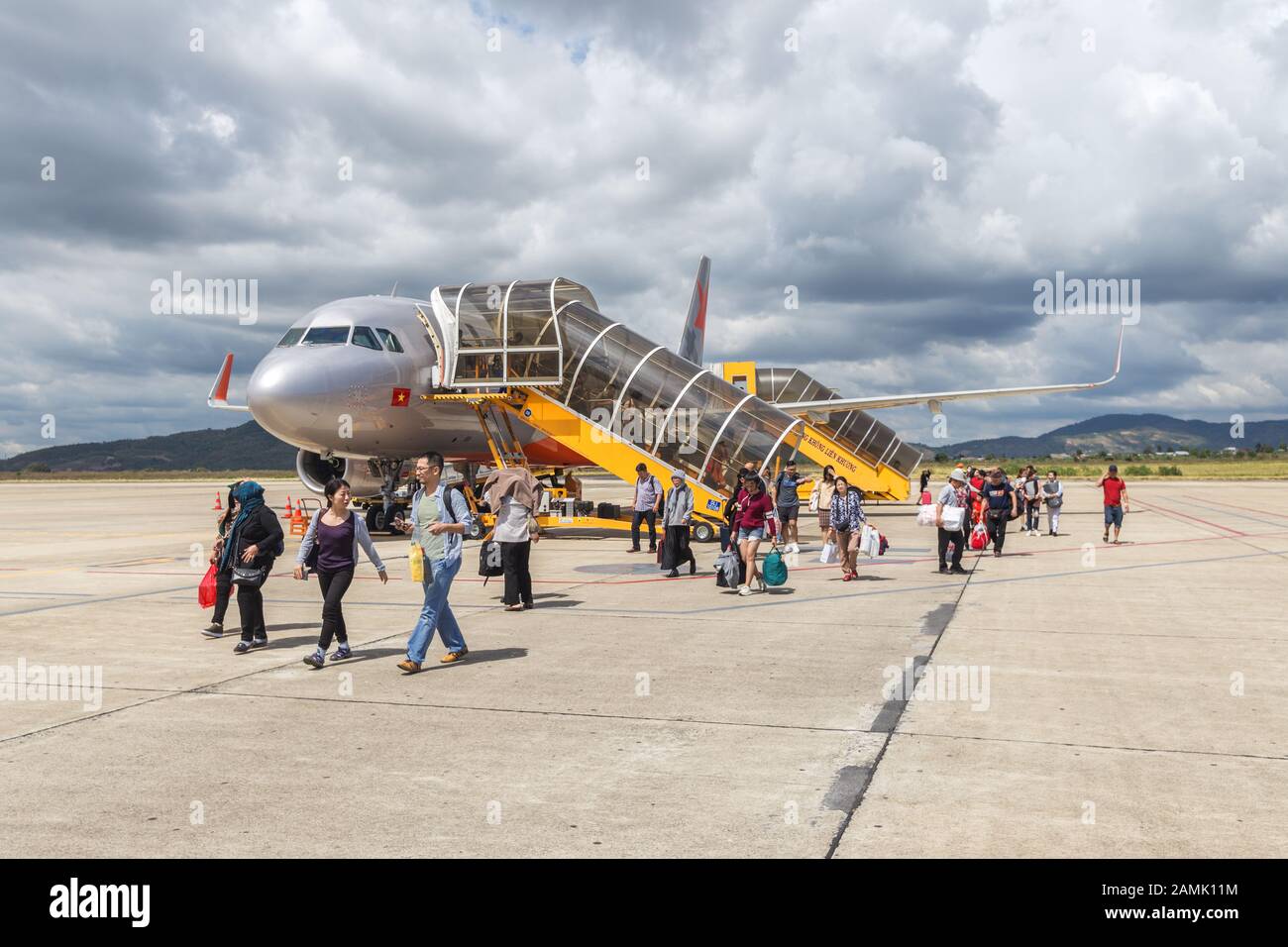 Dalat, Vietnam - 23 de enero de 2018: La gente deja un avión que acaba de aterrizar Foto de stock