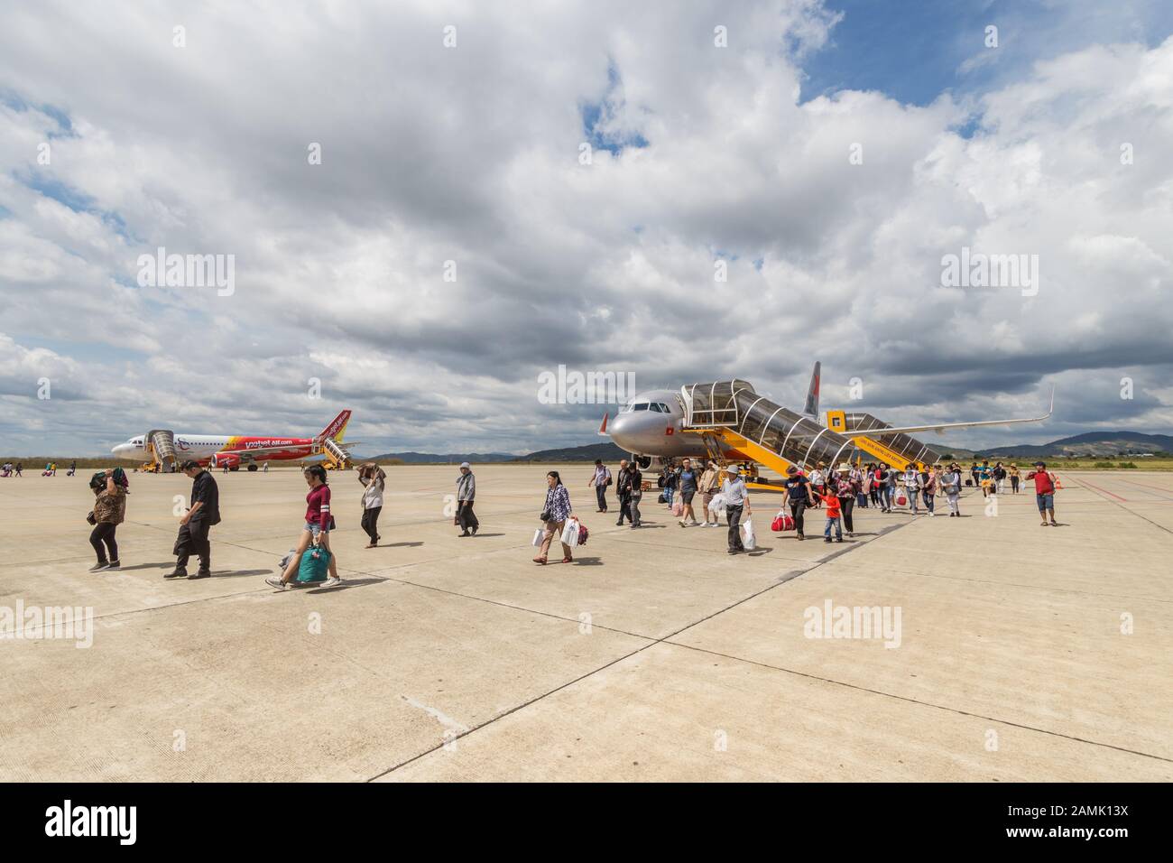 Da Lat, Vietnam - 23 de enero de 2018: La gente está dejando un avión que acaba de aterrizar Foto de stock