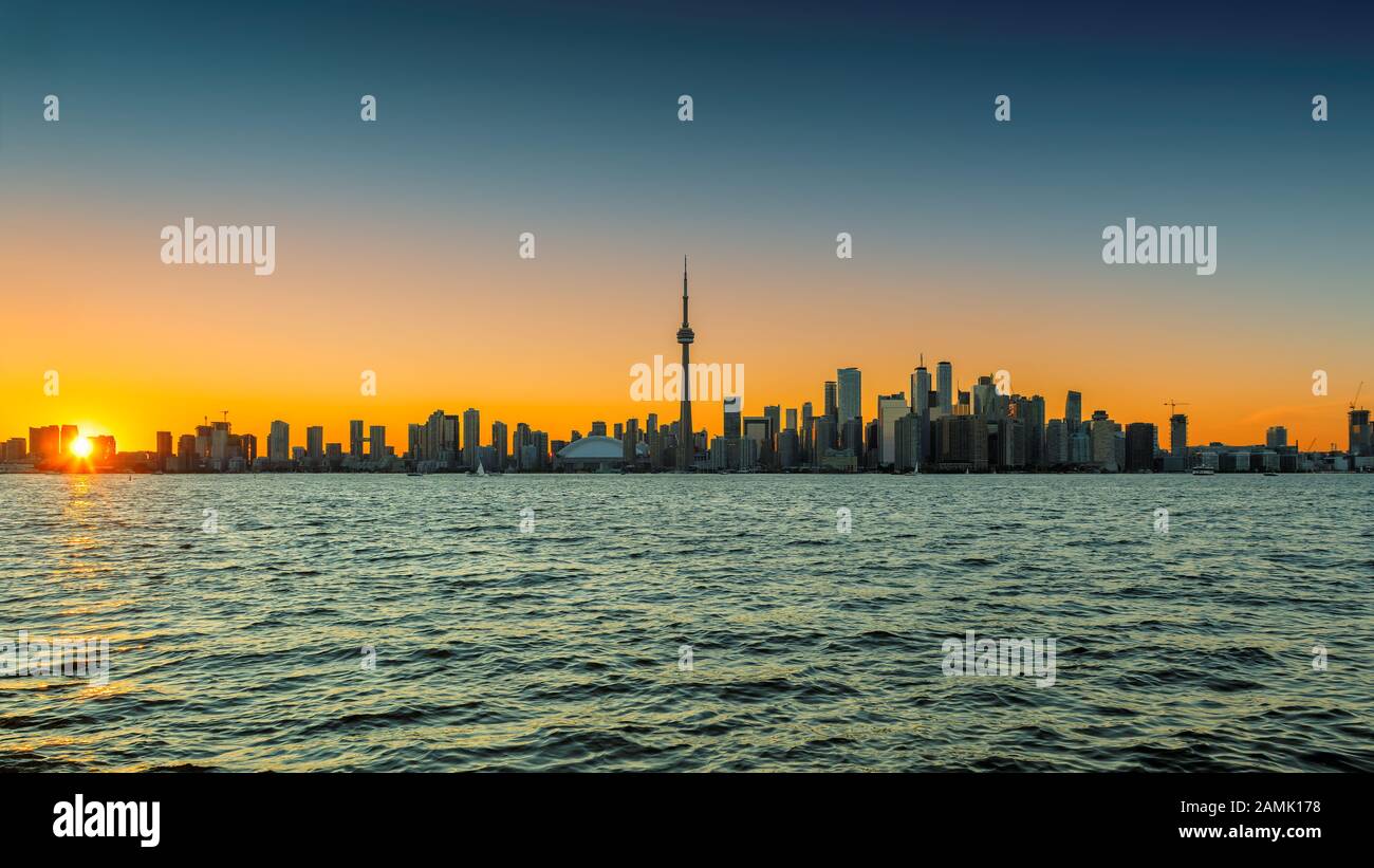 Horizonte de la ciudad de Toronto al atardecer Foto de stock