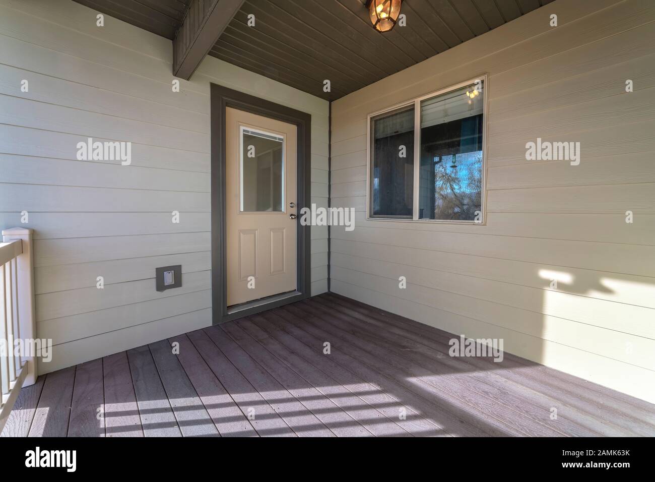 Terraza de madera en frente de una puerta principal a una casa Fotografía  de stock - Alamy