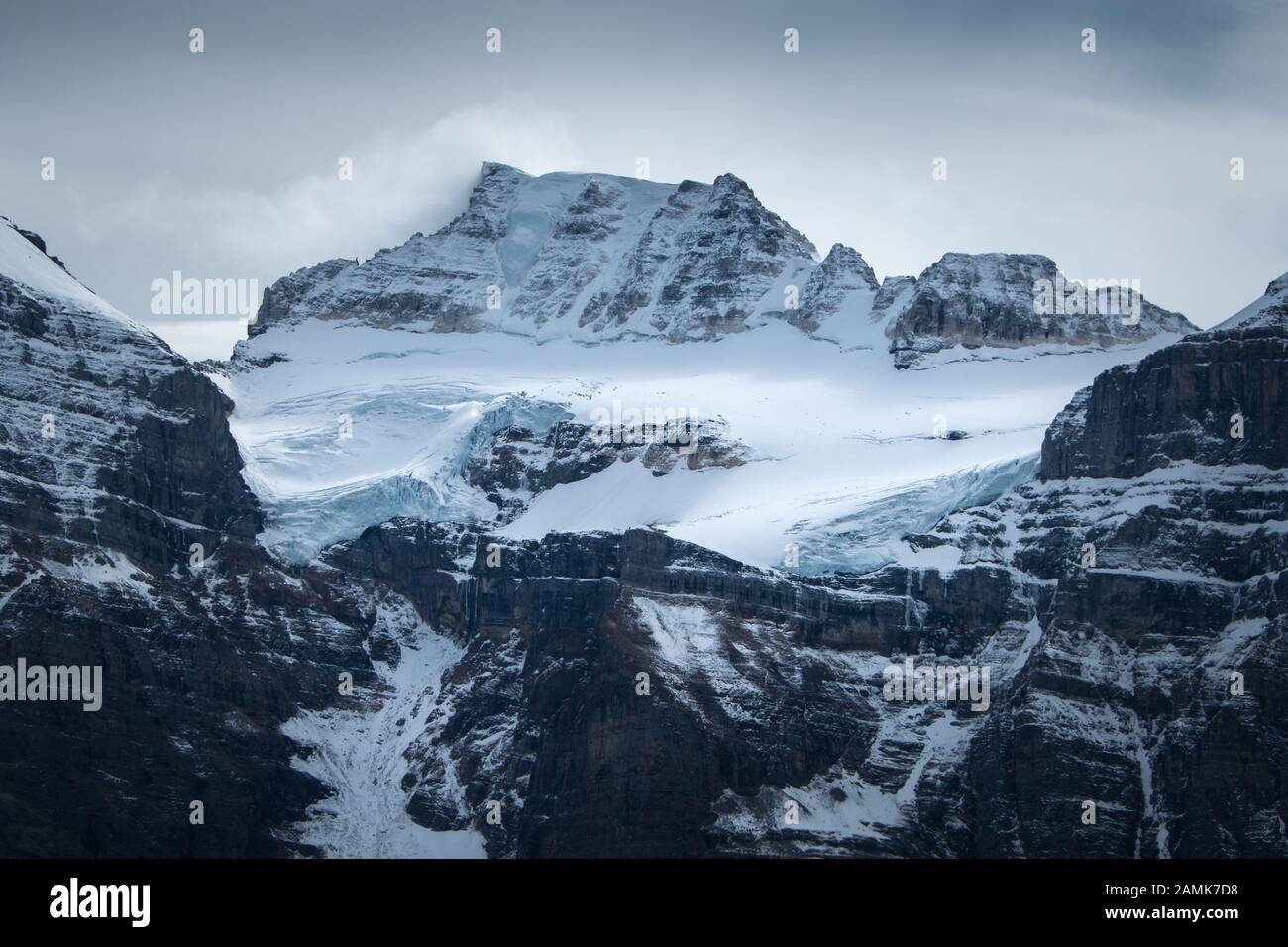 Picos montañosos en el Valle de los diez Picos en el Parque Nacional Banff en Alberta Canadá Foto de stock