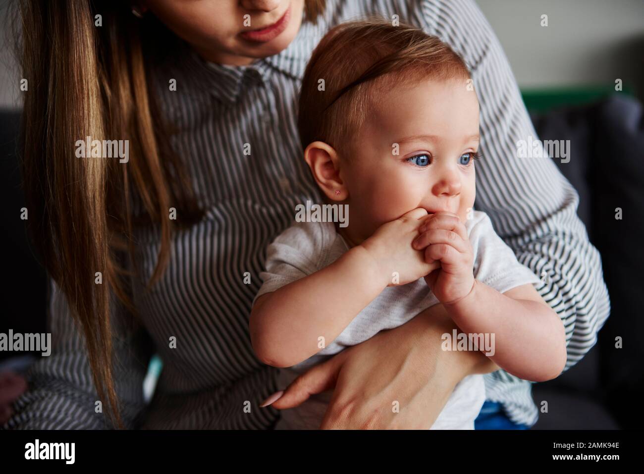 Cerca de mi afectuosa madre sosteniendo a su hija pequeña Foto de stock