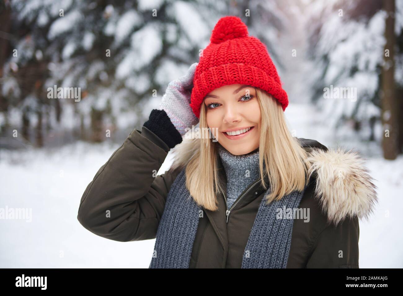 Retrato de una mujer hermosa con ropa cálida Foto de stock