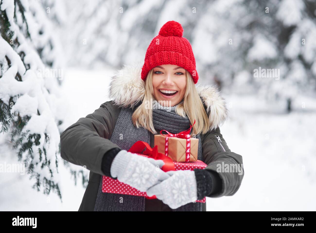 Feliz mujer sosteniendo la pila de regalos de Navidad Foto de stock