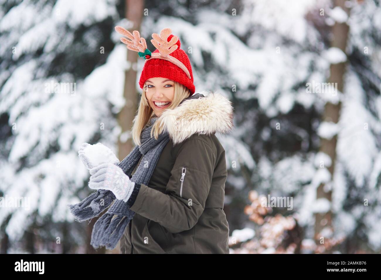 Alegre mujer divirtiéndose con la nieve Foto de stock