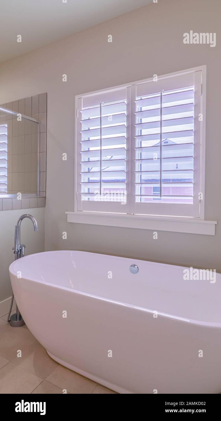 Moderno y vertical baño de lujo con bañera en forma de barco interior  luminoso Fotografía de stock - Alamy