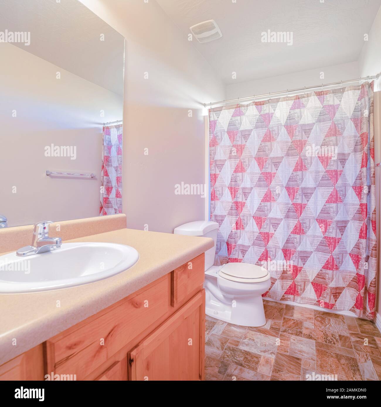 Marco cuadrado Limpio Y Ordenado cuarto de baño con cortina de ducha  cerrada Fotografía de stock - Alamy