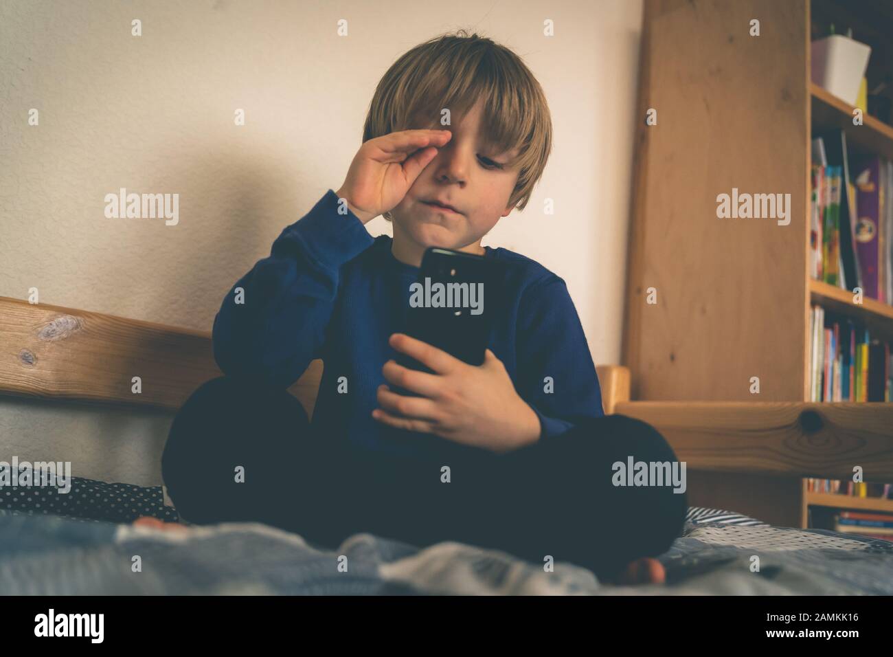 Cyber bullying concepto - niño deprimido con teléfono y comentarios negativos Foto de stock