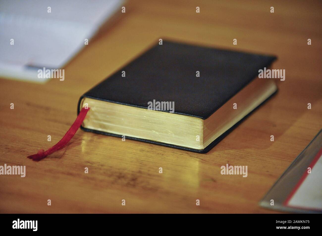 Libro de oración, grabado durante la oración nocturna de los miembros de la Orden Salvatoriana en su casa detrás de la iglesia de la parroquia de San Willibald en Laim. [traducción automática] Foto de stock