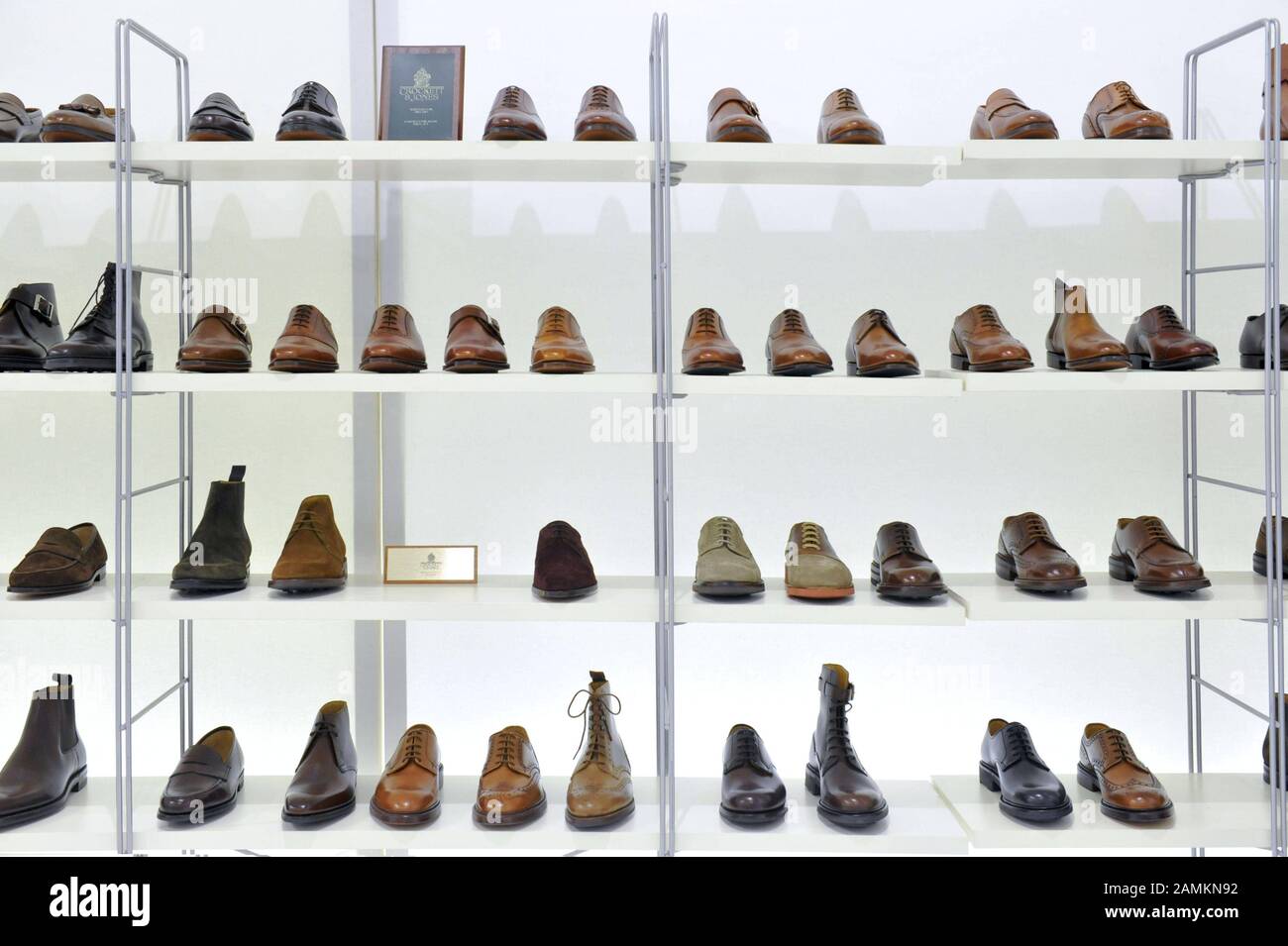 Estantería con zapatillas para hombre en un stand en el 'Munich Fashion  Men', la feria de pedidos para hombre de moda en la MOC. [traducción  automática] Fotografía de stock - Alamy