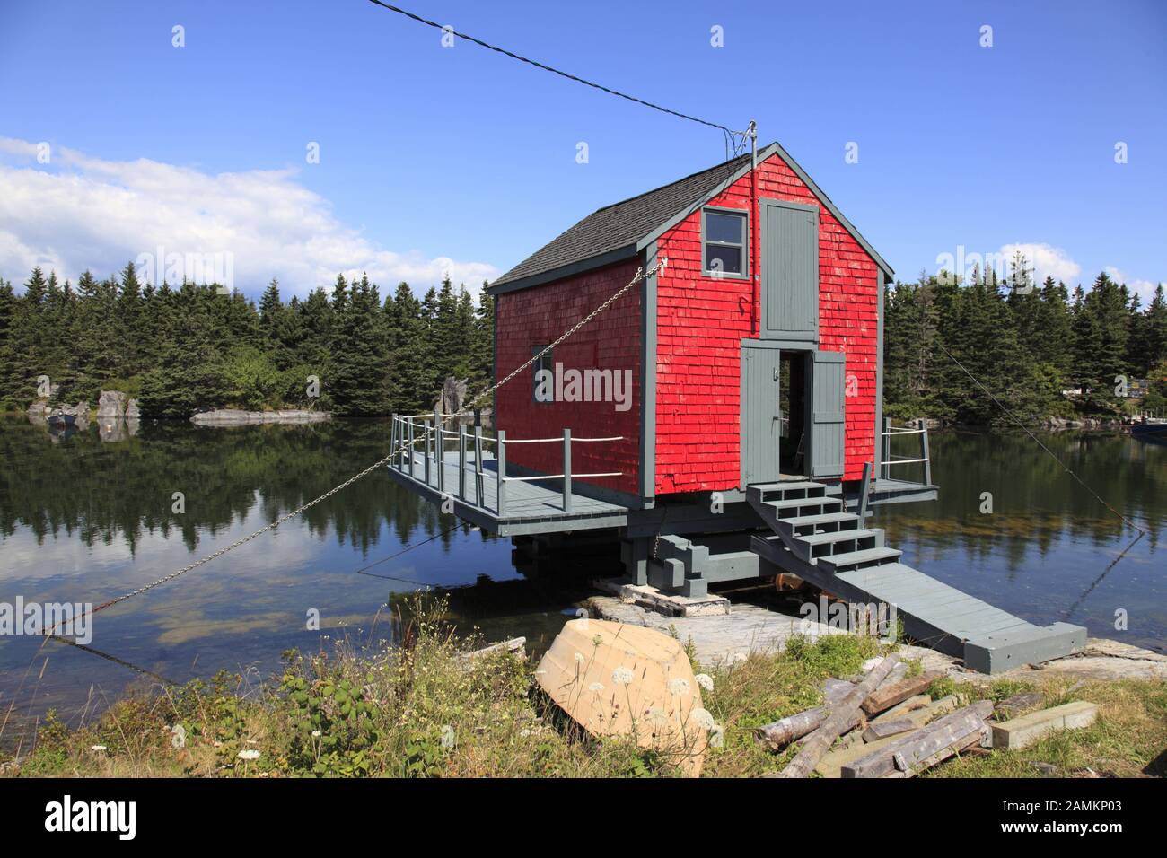 Cabaña de pescadores rojos en la famosa Place Blue Rocks cerca de Lunenburg, Mahone Bay, Nueva Escocia, Atlantic Canada, Norteamérica [traducción automática] Foto de stock