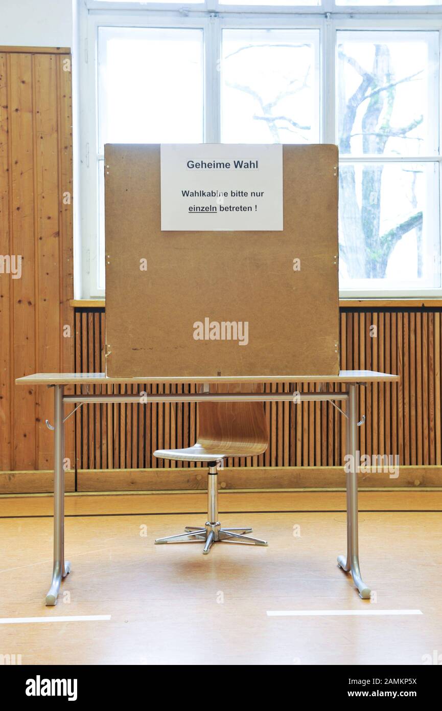 Mesa de votación vacía en Sendling para la elección del Consejo Asesor De Extranjeros en Munich. [traducción automática] Foto de stock