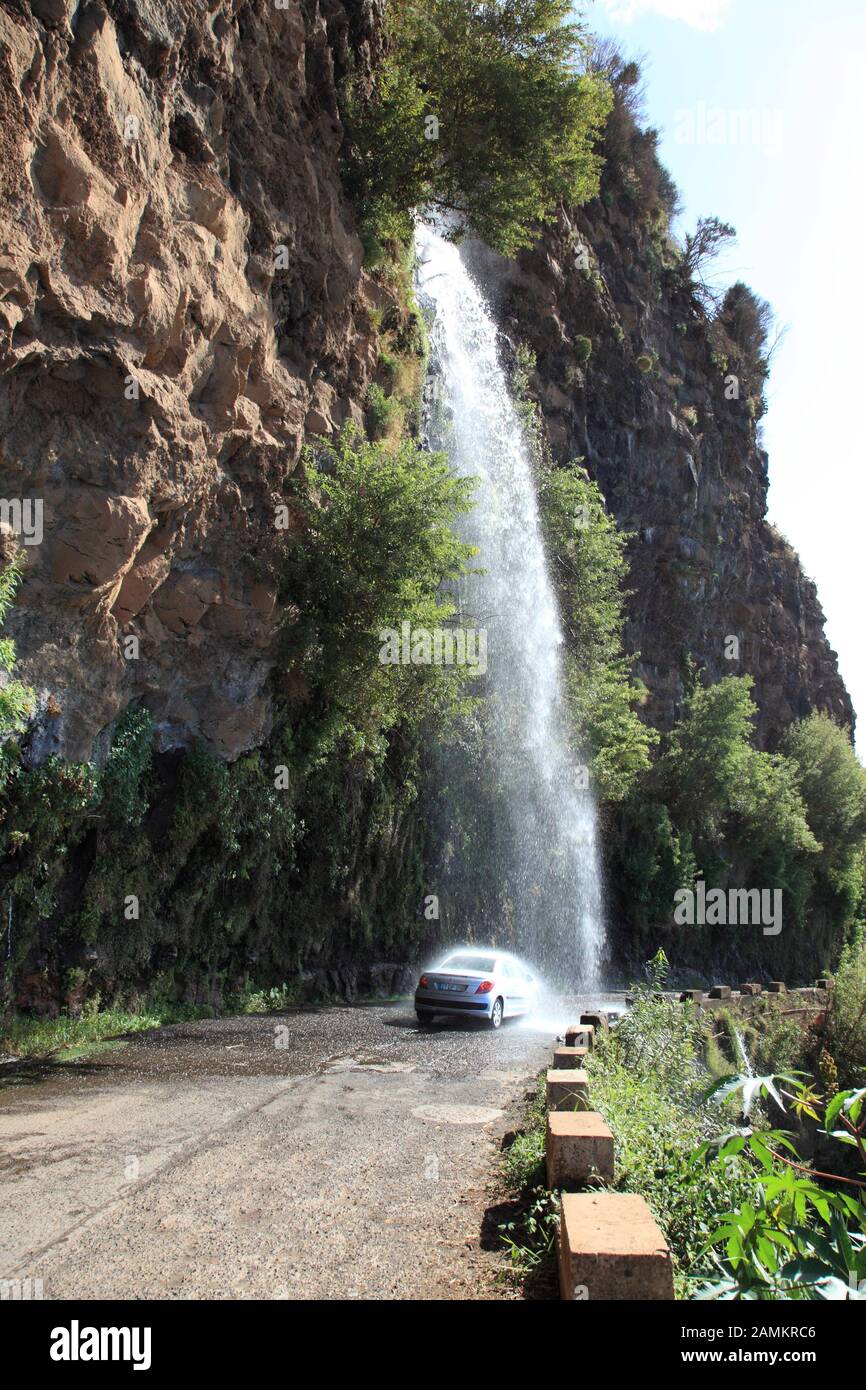 Cascada llamada 'lavado de caravea gratis' por los lugareños en la  carretera a Ponto do Sol en el oeste de Madeira, Portugal, Europa [ traducción automática] Fotografía de stock - Alamy