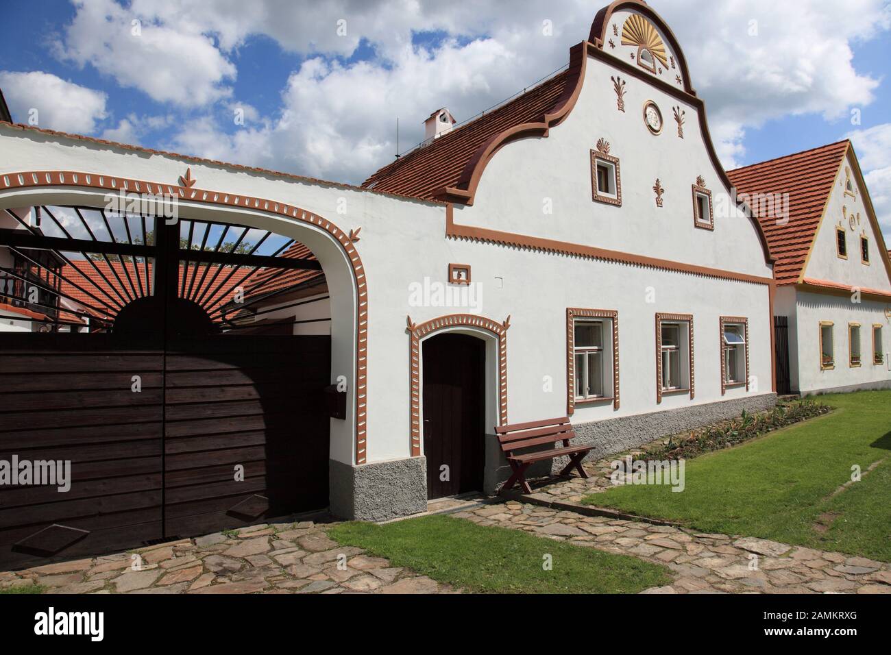 Fila de casas de la aldea Holasovice en el distrito de Budweis, Bohemia,  República Checa, Europa [traducción automática] Fotografía de stock - Alamy