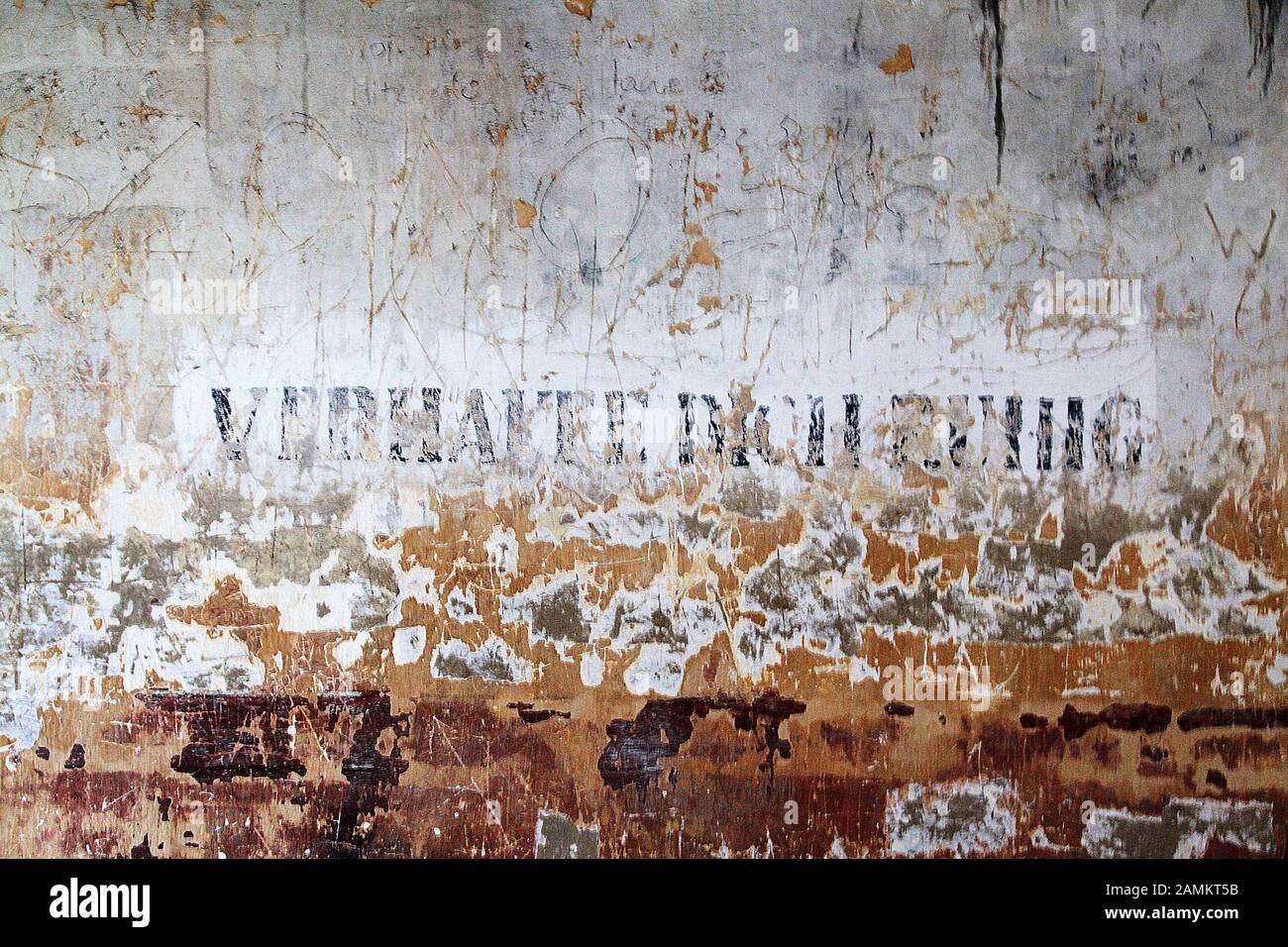 Memorial en el antiguo campo de concentración Auschwitz - Birkenau, en la foto la inscripción "Verhalte dich ruhig!" en un barranco en el antiguo campo de mujeres. [traducción automática] Foto de stock