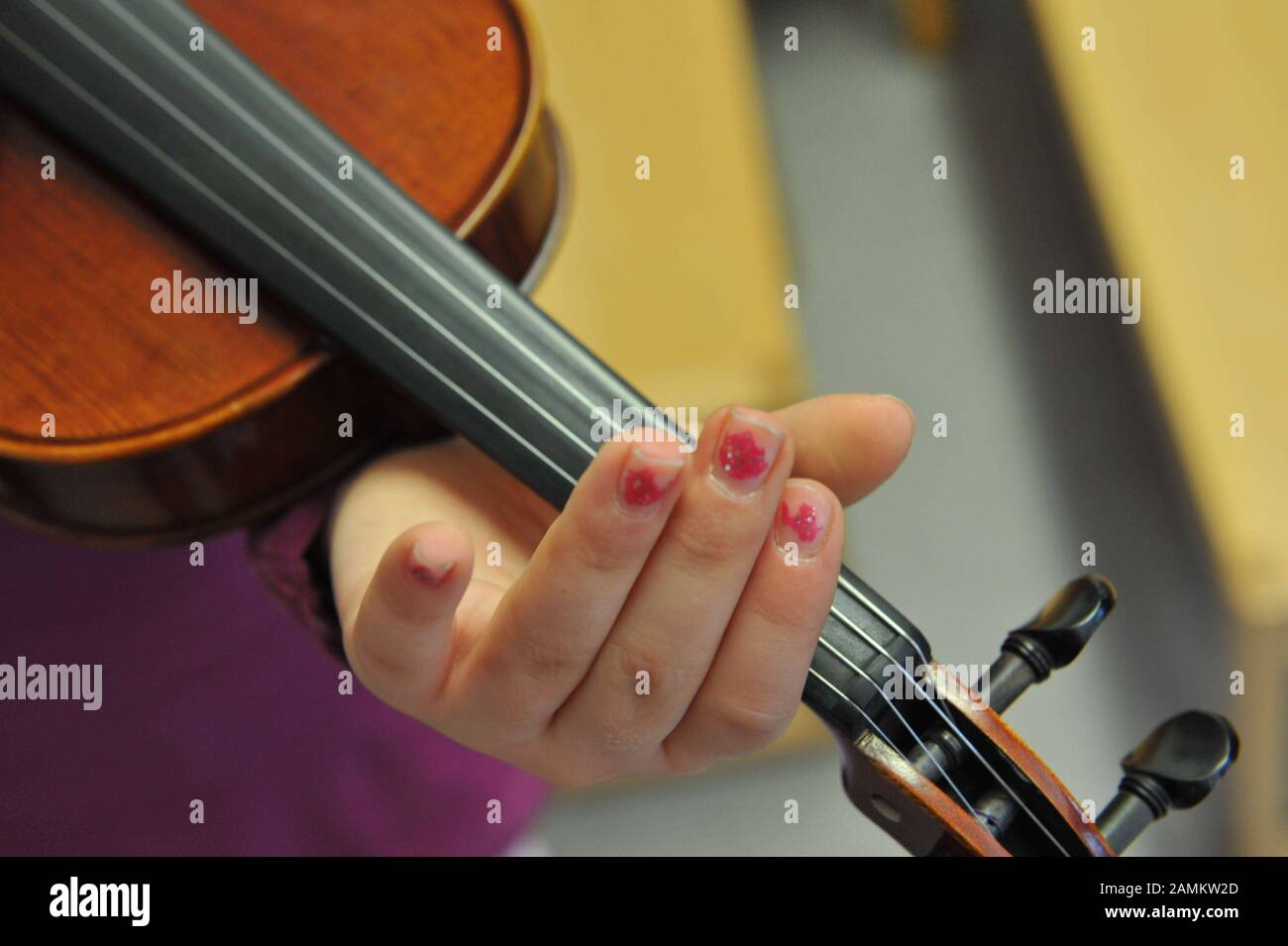 Un estudiante está practicando el violín como parte del proyecto de la escuela música 'Ikarus'. En el proyecto de la Escuela Municipal De Canto y Música, los de segundo grado