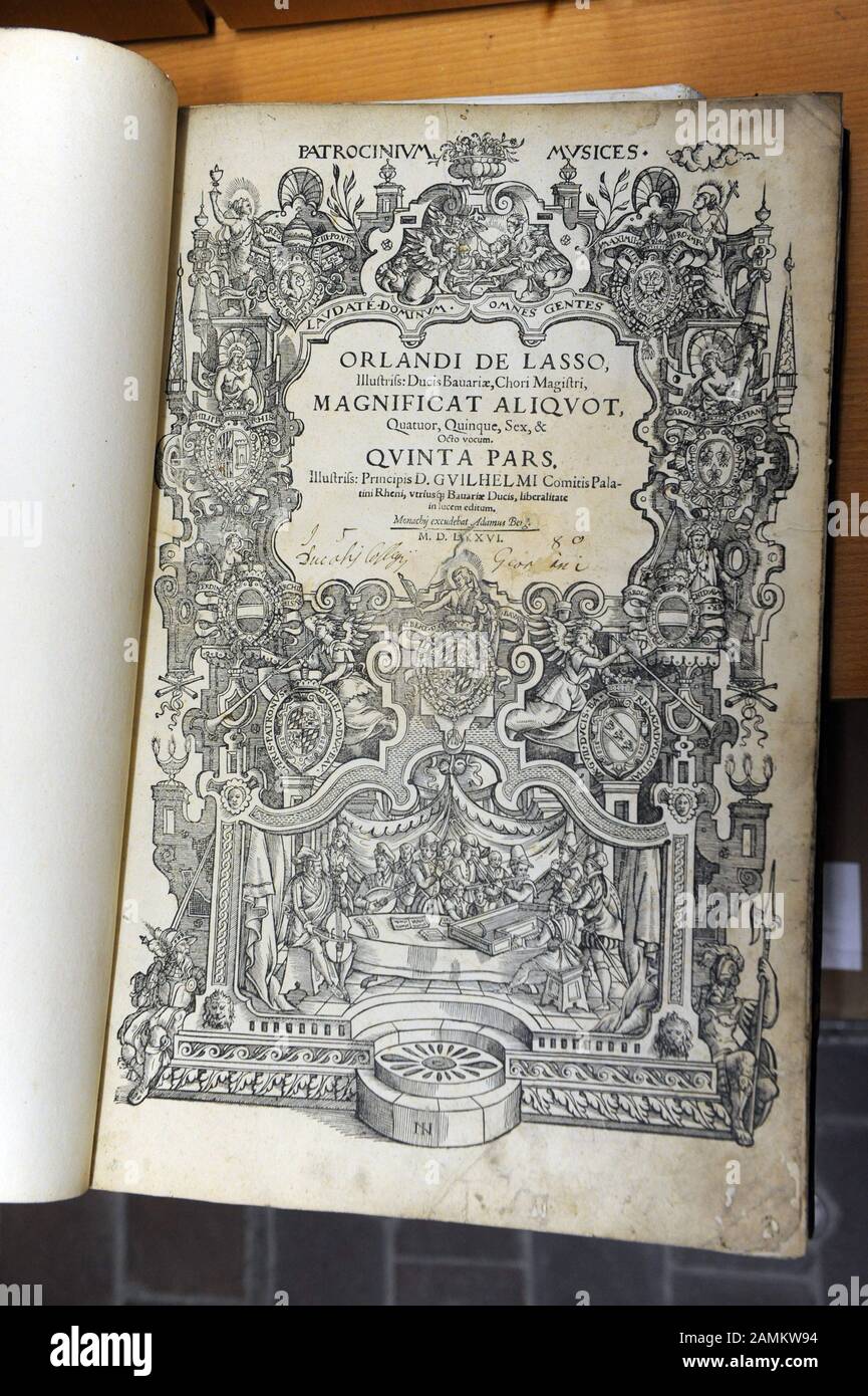 Partituras del siglo XV del compositor renacentista Orlando di Lasso en la biblioteca del conservatorio de Arcisstrasse. [traducción automática] Foto de stock