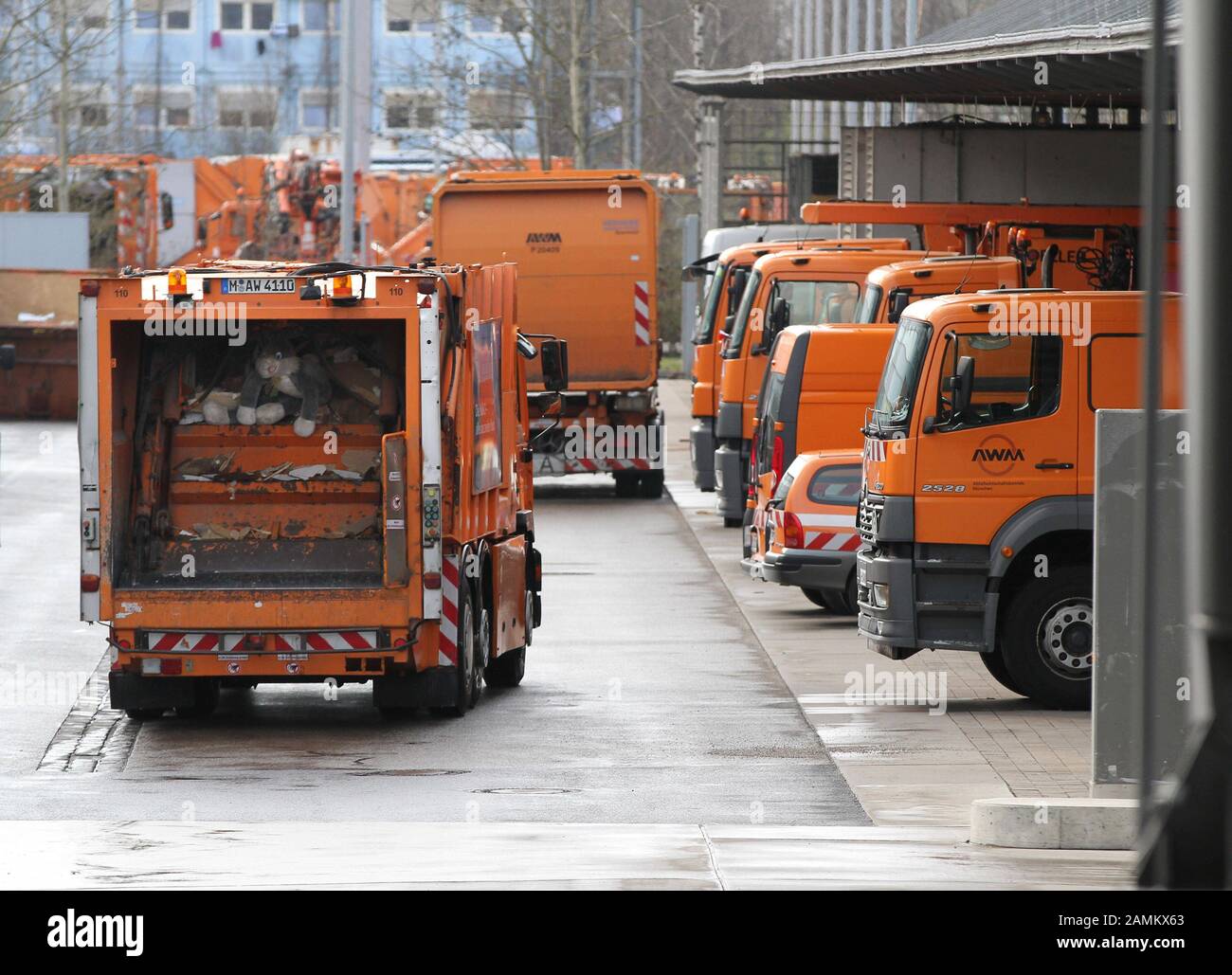Vehículos de recogida de residuos en el puerto de la sede de la Munich  Waste Management Company (AWM) en Georg-Brauchle Ring. [traducción  automática] Fotografía de stock - Alamy