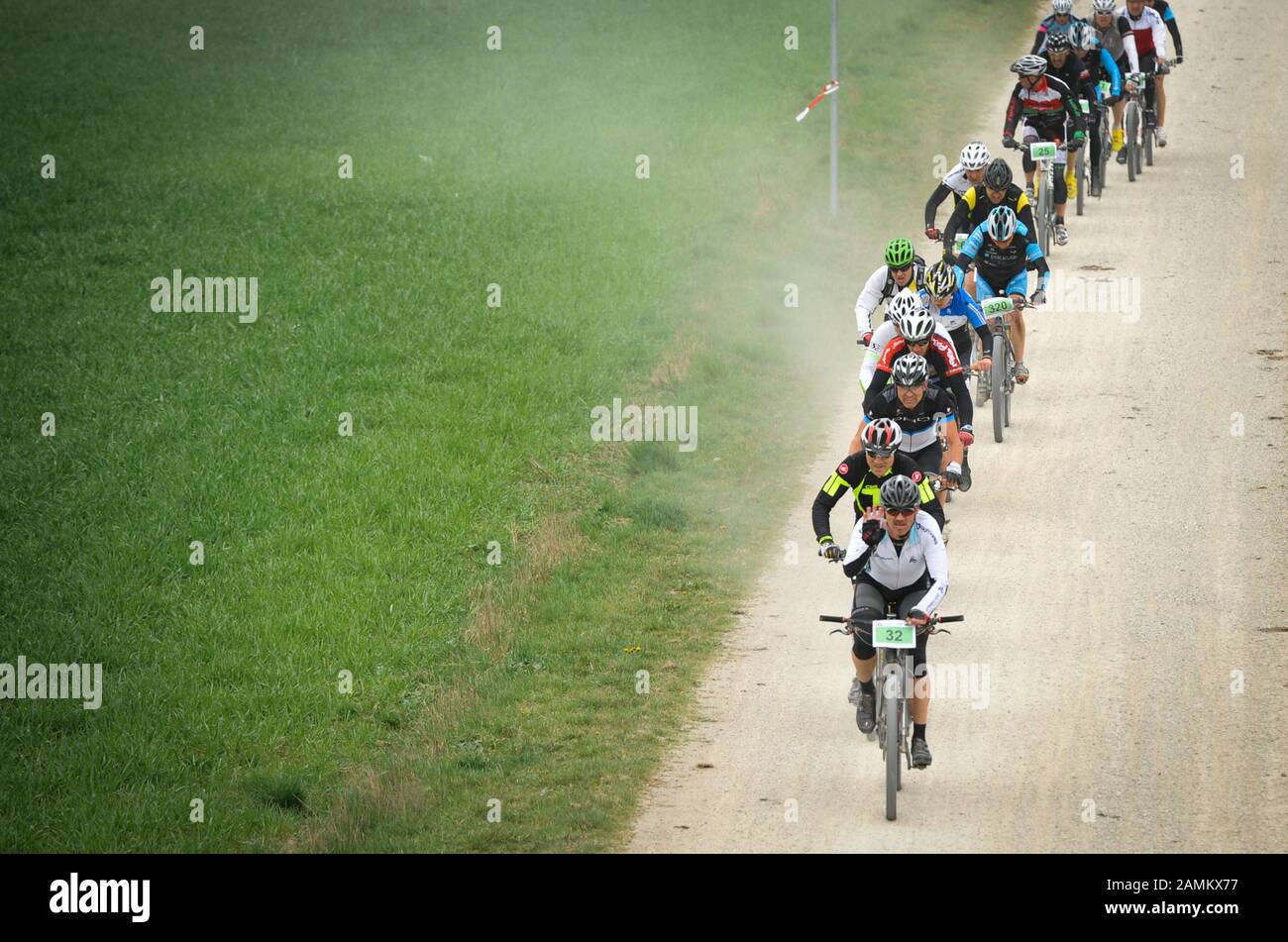 Los participantes del "City Bike Marathon" viajan durante la carrera en un camino de tierra cerca de Garching. [traducción automática] Foto de stock