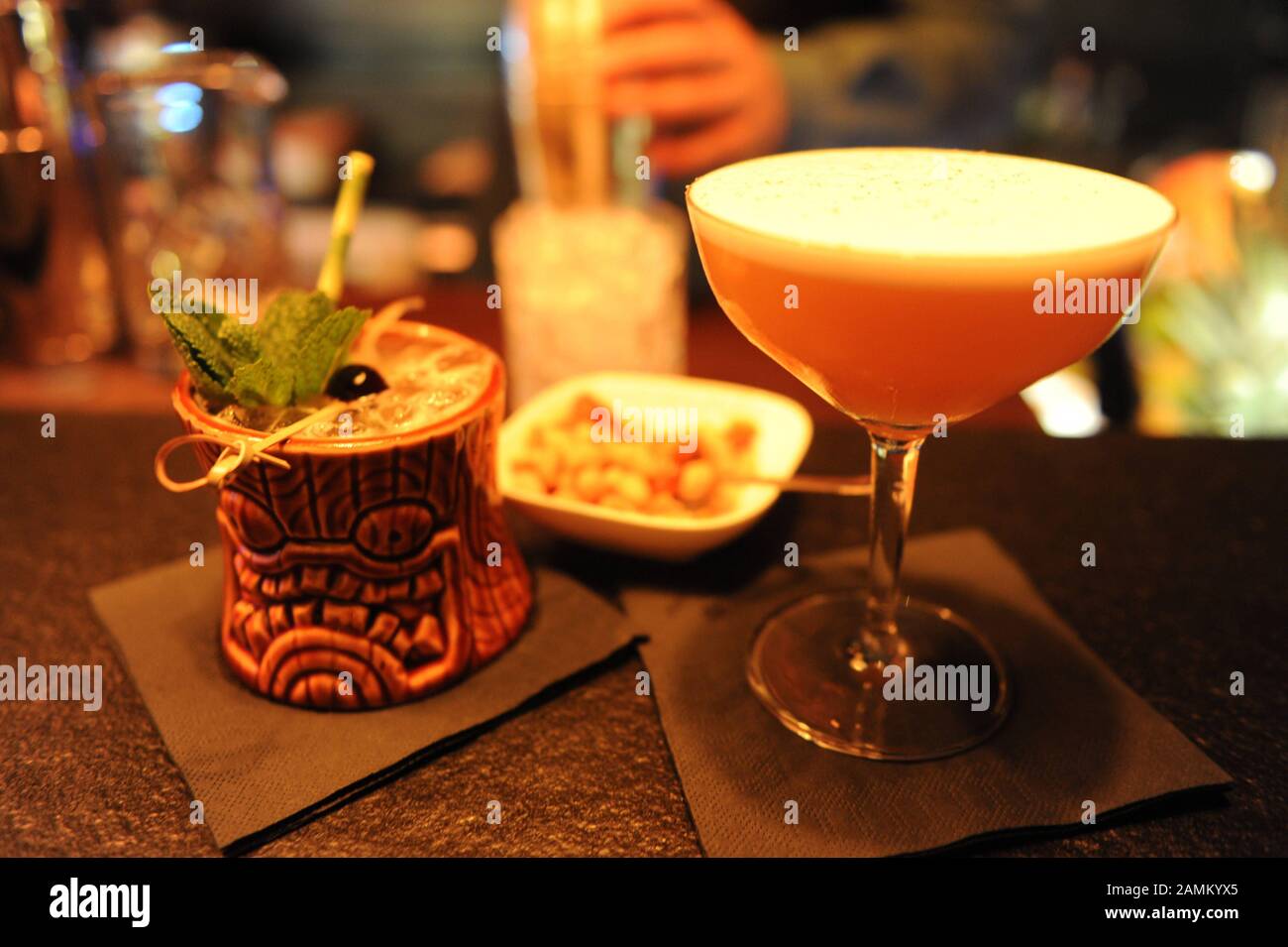 Cóctel en el mostrador del bar 