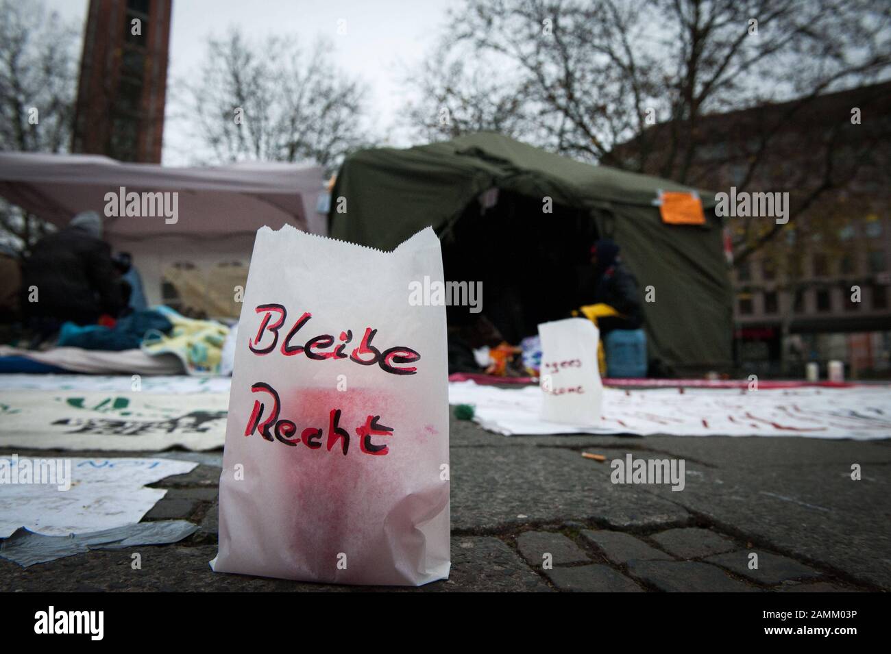 Alrededor de 30 solicitantes de asilo de toda Baviera están acampando frente a la Iglesia Mattäus en Sendlinger-Tor-Platz y están protestando con una huelga de hambre contra la obligación de residencia y por el derecho a quedarse en Alemania. [traducción automática] Foto de stock