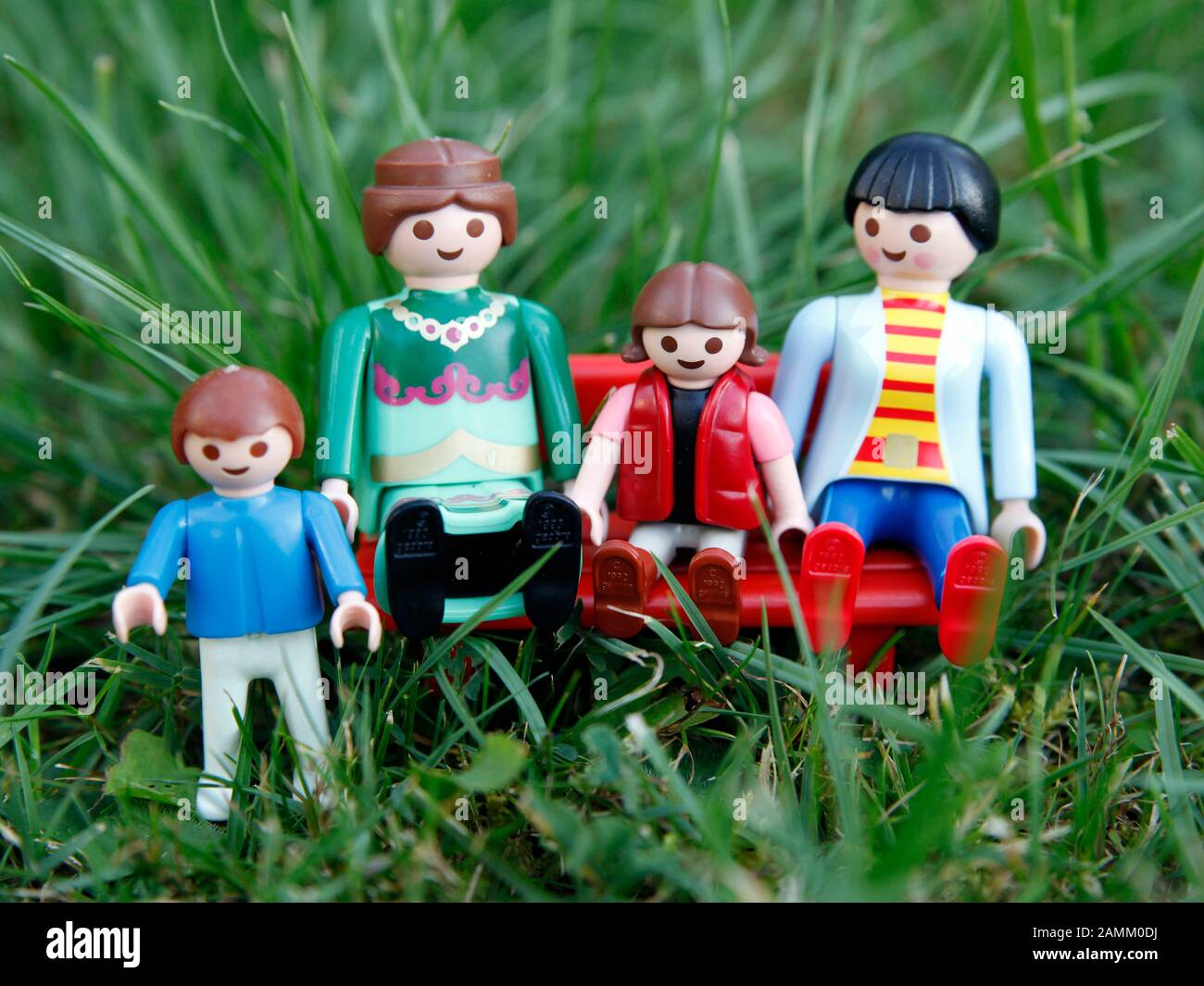 Diferentes constelaciones familiares, representadas por figuras de Playmobil.  En la foto: Familia del arco iris, dos padres gay con niño. [traducción  automática] Fotografía de stock - Alamy