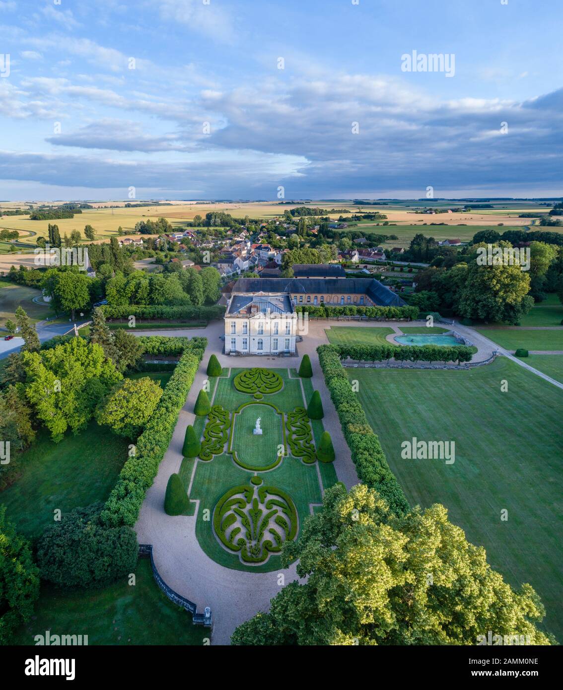 Francia, Indre, Berry, Bouges le Chateau, Chateau de Bouges Park and Gardens, vista general (vista aérea) // Francia, Indre (36), Berry, Bouges-le-Châtea Foto de stock