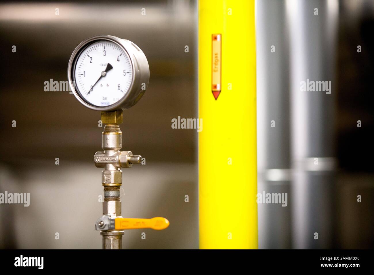 Red de calefacción local de la Universidad Técnica (tu) Munich, en la imagen un indicador de presión. [traducción automática] Foto de stock