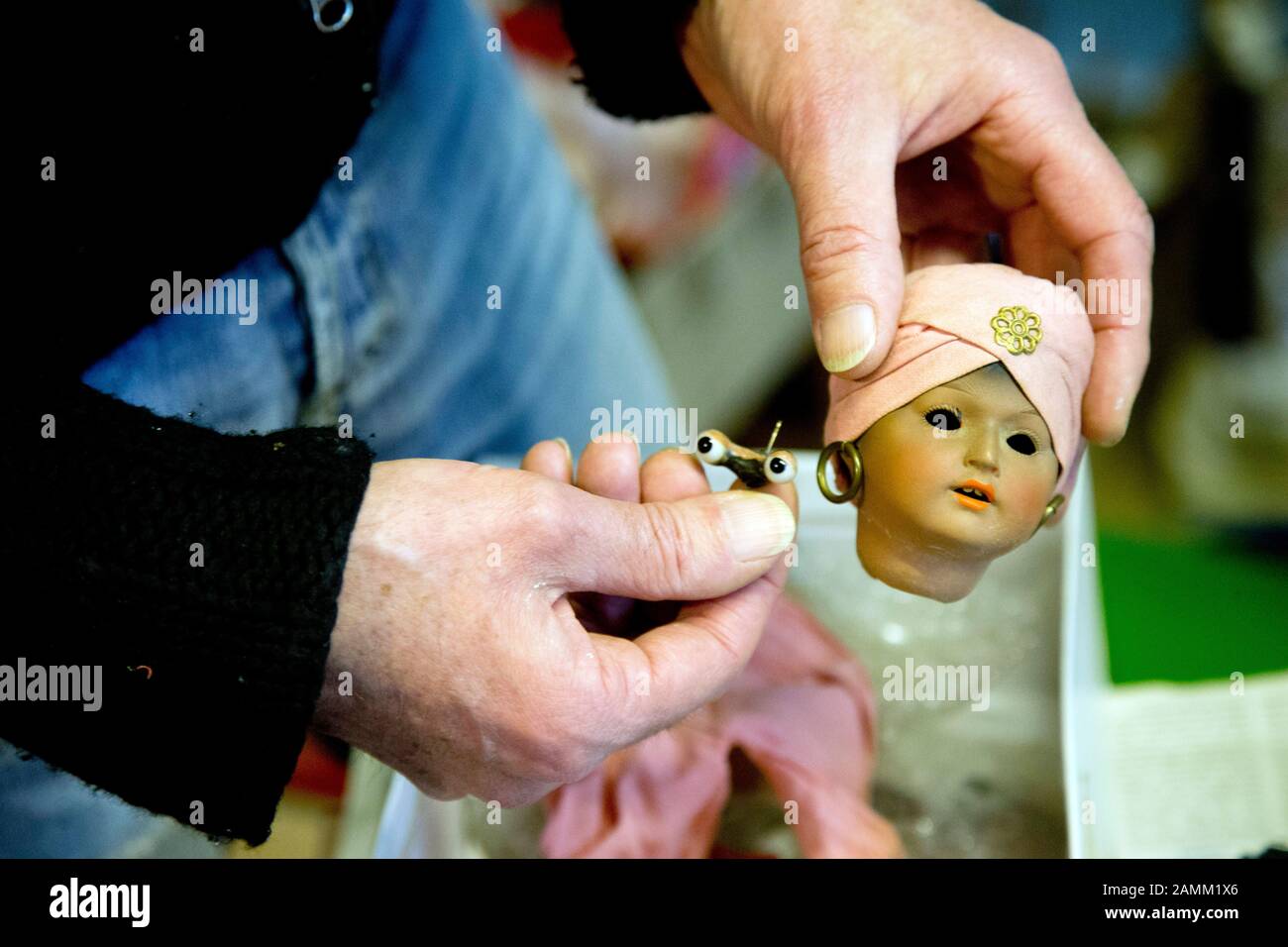 Tienda de repuestos Doll en el taller de restaurador de muñecas Hermann  Hartmann en Kaufbeuren. La imagen muestra un par de ojos para una muñeca  exótica. [traducción automática] Fotografía de stock -