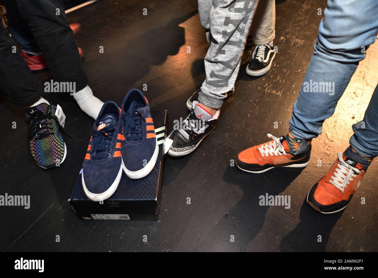 En la feria de las zapatillas "Laced up" de Muffatwerk, los "sneakers  Freakers" se reúnen para comprar o cambiar zapatos inusuales. En la foto,  los estudiantes de 13 años de edad con