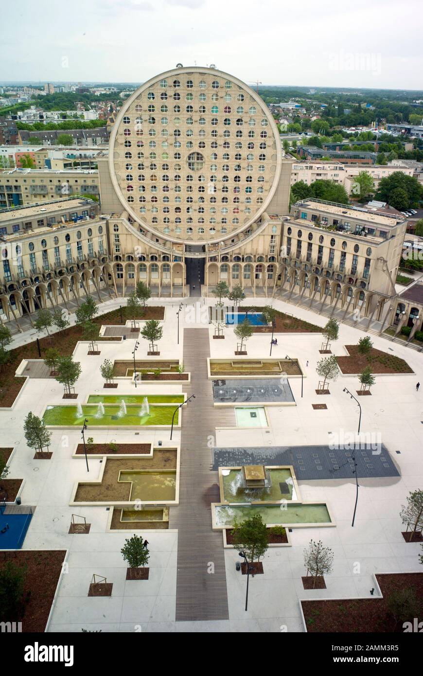 Vista Del Edificio Residencial Arenes De Picasso Por El Arquitecto Manuel Nunez Yanowsky En Noisy Le Grand En La Zona Mas Grande De Paris Conocido Popularmente Como Camemberts Traduccion Automatica Fotografia De Stock
