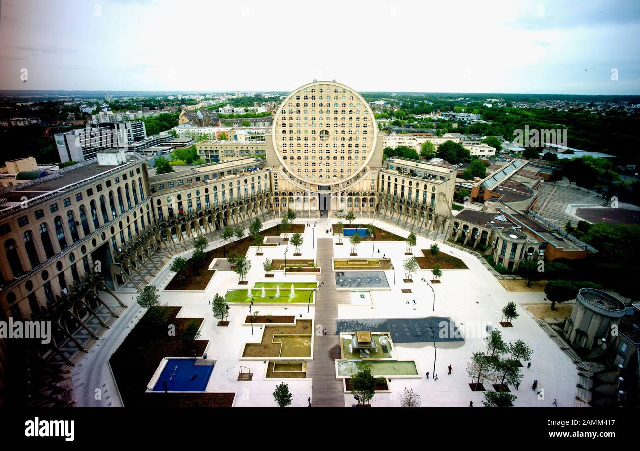 Vista del edificio residencial Arenes de Picasso por el arquitecto Manuel Núñez Yanowsky en