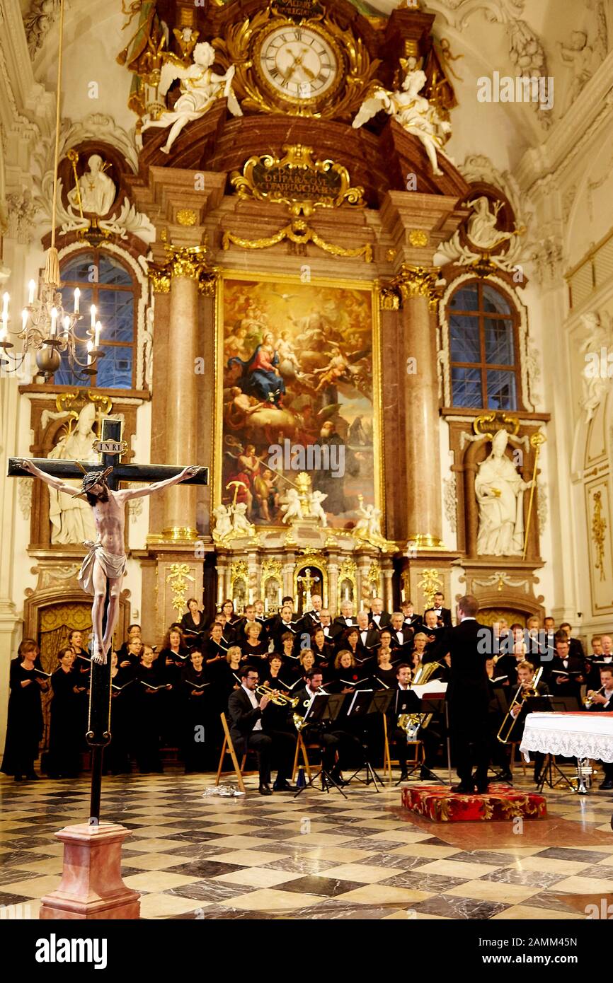 Benediktbeurer Konzerte, Münchner Motettenchor, Brassanexperience, dirigida por Benedikt Haag, Basílica Kloster Benediktbeuern, 20.09.2015, [traducción automática] Foto de stock