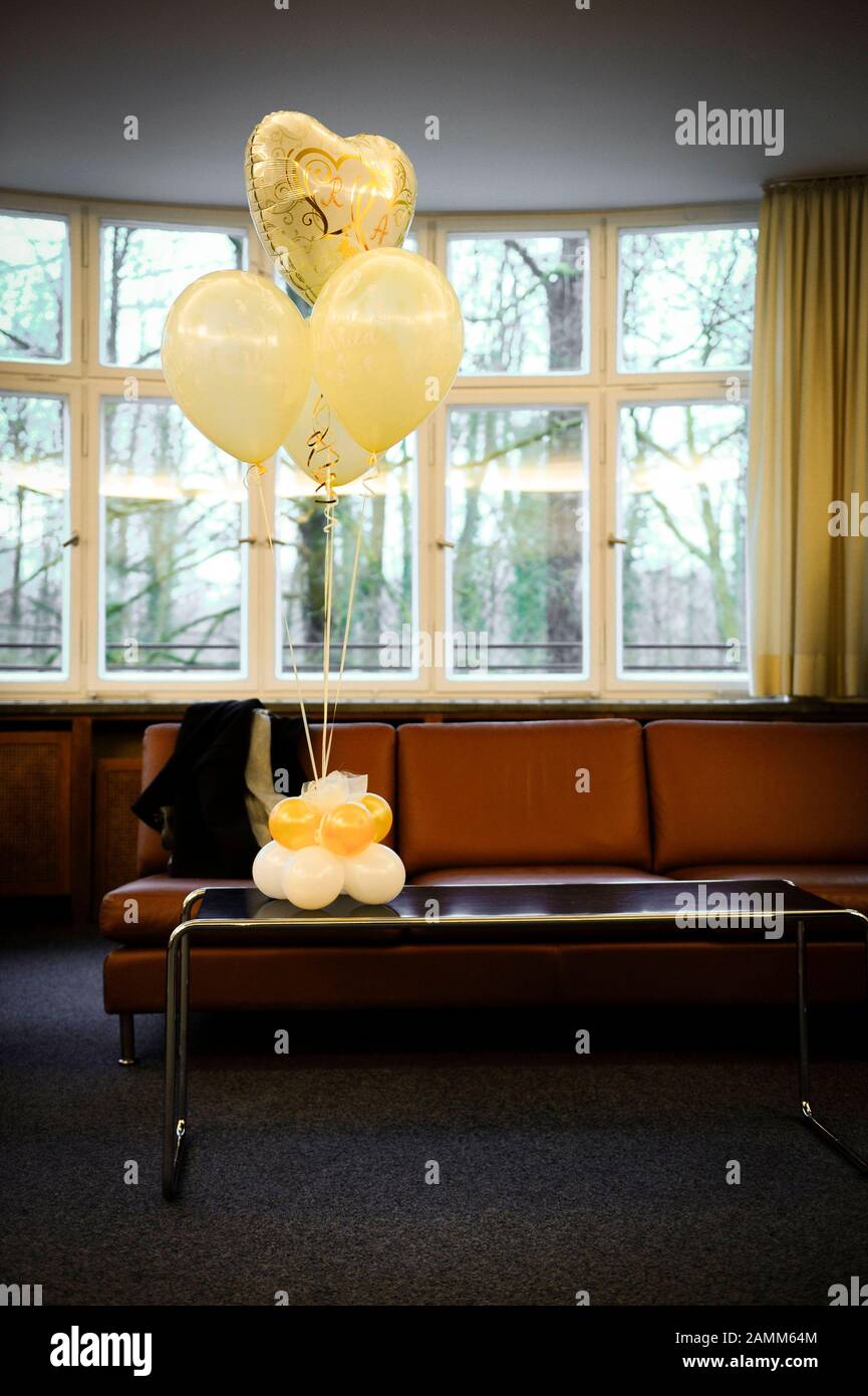 Matrimonio el 29 de febrero en el año bisiesto 2016: Arreglo de globos en la oficina de registro de Manlstraße. [traducción automática] Foto de stock