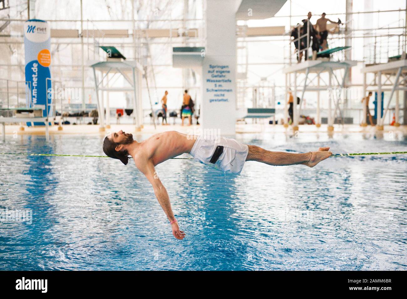 Slackliner Immanuel Bumb en el cuarto Festival de Deportes acuáticos de Munich en el Salón Olímpico de Natación, organizado por el Departamento de Deportes de la Ciudad de Munich y los M-Baths. [traducción automática] Foto de stock