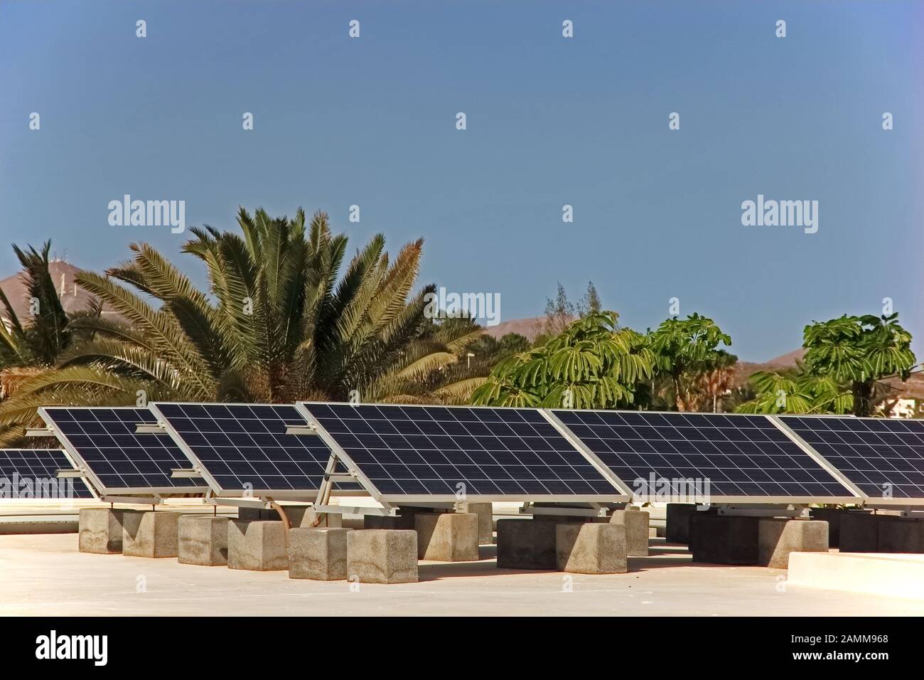 Paneles solares que proporcionan electricidad al hotel, Lanzarote Foto de stock