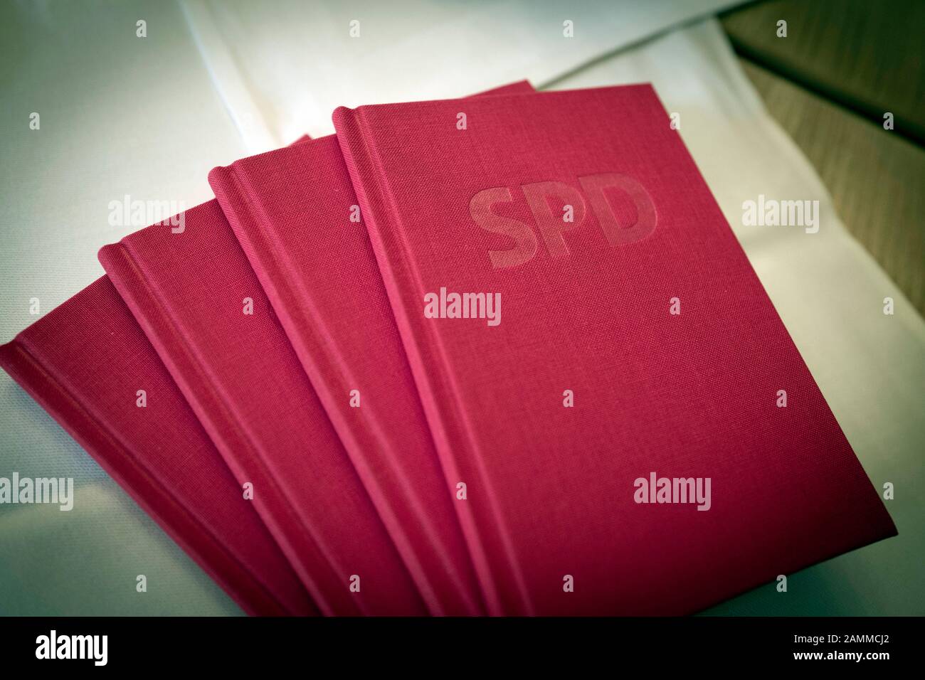 Libros de fiestas para nuevos miembros en una reunión de la asociación local de la SPD de Trostberg en el Pfaubräu Inn. [traducción automática] Foto de stock