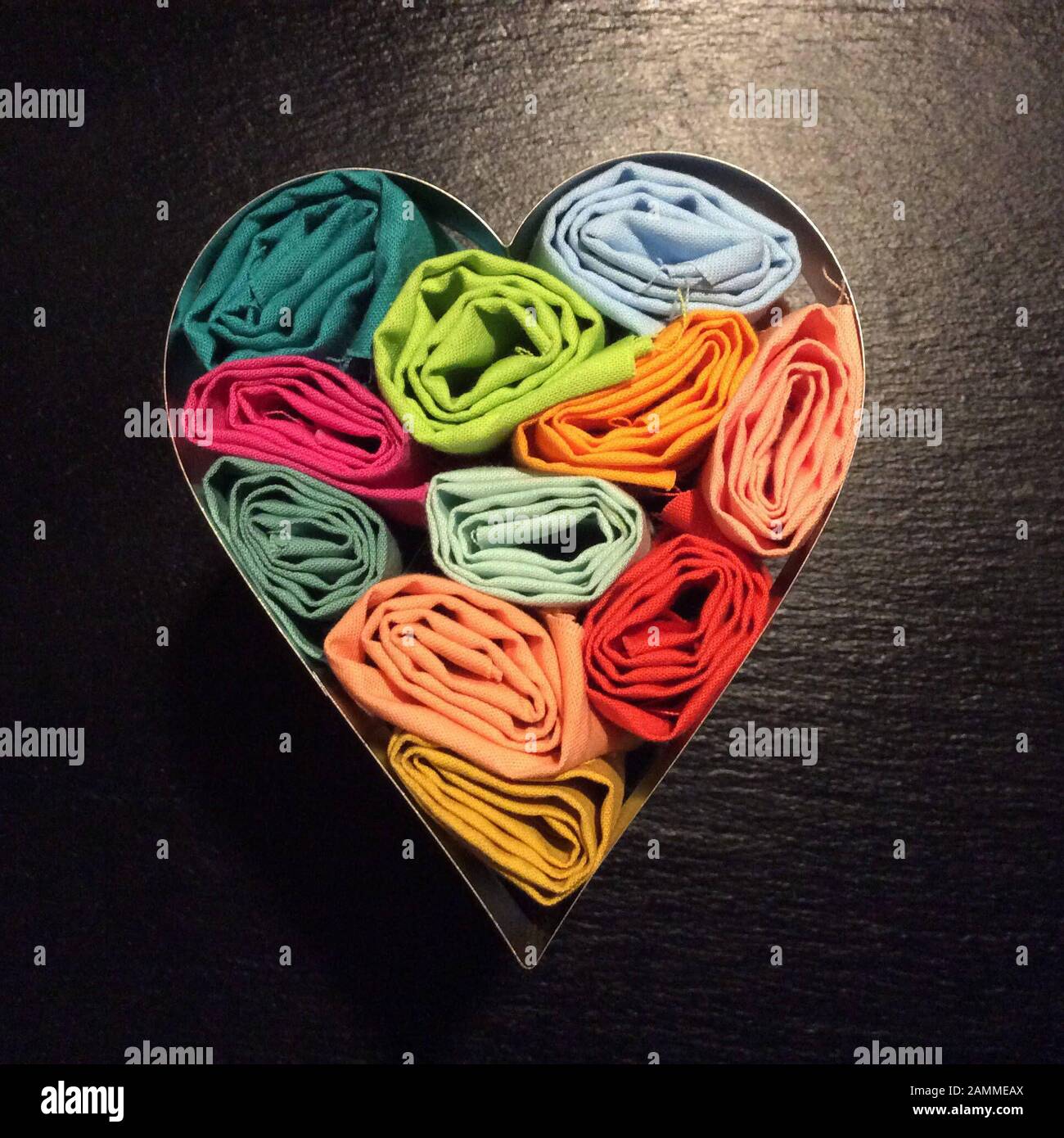 Caja en forma de corazón con colección de tejidos de colores de Quilt