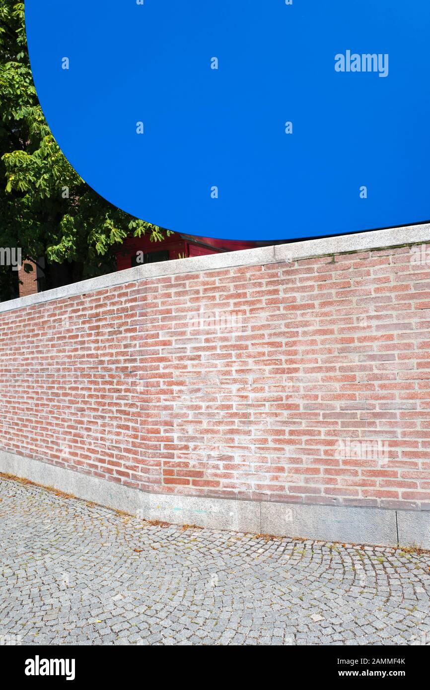 La gran escultura 'Azul Redondeado' de Rupprecht Geiger frente a la Philharmonie am Gasteig brilla en un nuevo esplendor después de la restauración. [traducción automática] Foto de stock