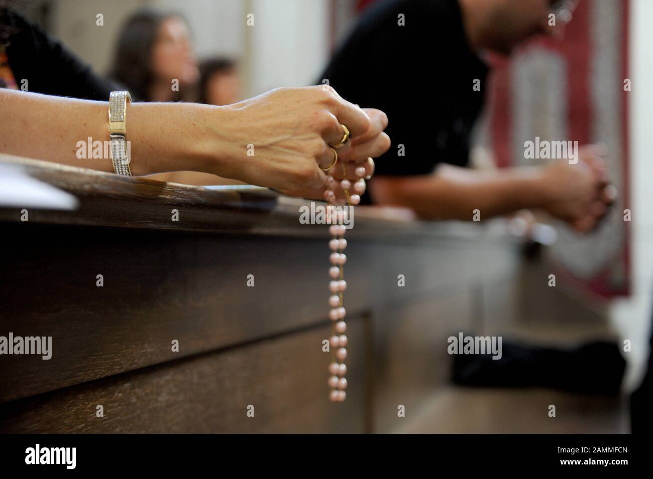 El círculo de oración Antonius ora en el Allerheiligenkirche am Kreuz en  Munich para encontrar un compañero de vida. [traducción automática]  Fotografía de stock - Alamy