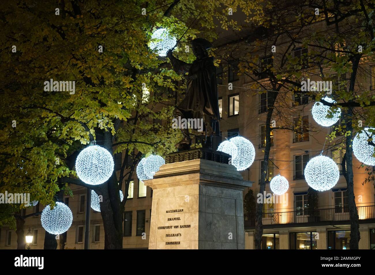 Luces de Navidad en la avenida de los árboles en Promenadeplatz, con el monumento al elector Maximiliano Emanuel de Baviera en primer plano. [traducción automática] Foto de stock