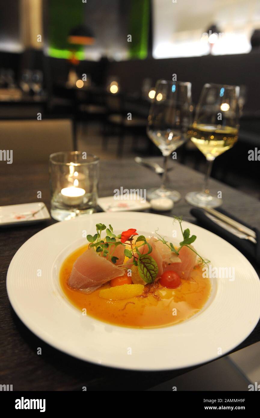 Plato de pescado en el restaurante asiático-americano 'Mun' en el interior Wiener Straße 18 en Haidhausen. [traducción automática] Foto de stock