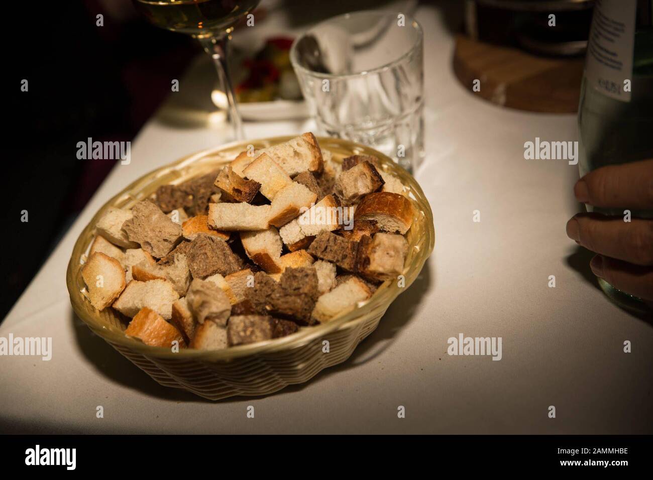 En el fondue de queso Schwabinger Alm se sirve con diferentes tipos de