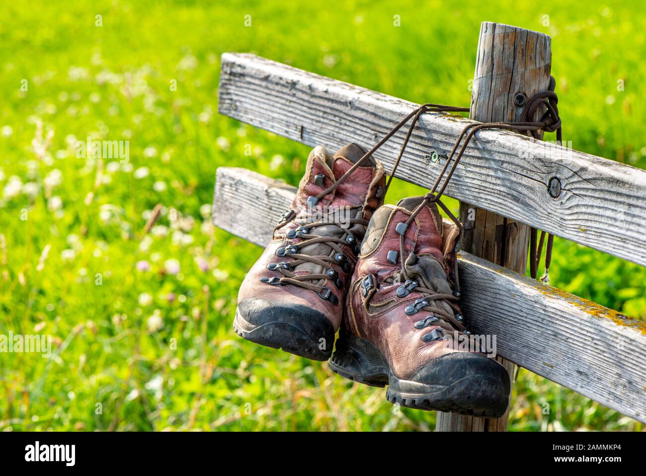 Hiking shoes hang on wooden fotografías e imágenes de alta resolución -  Alamy
