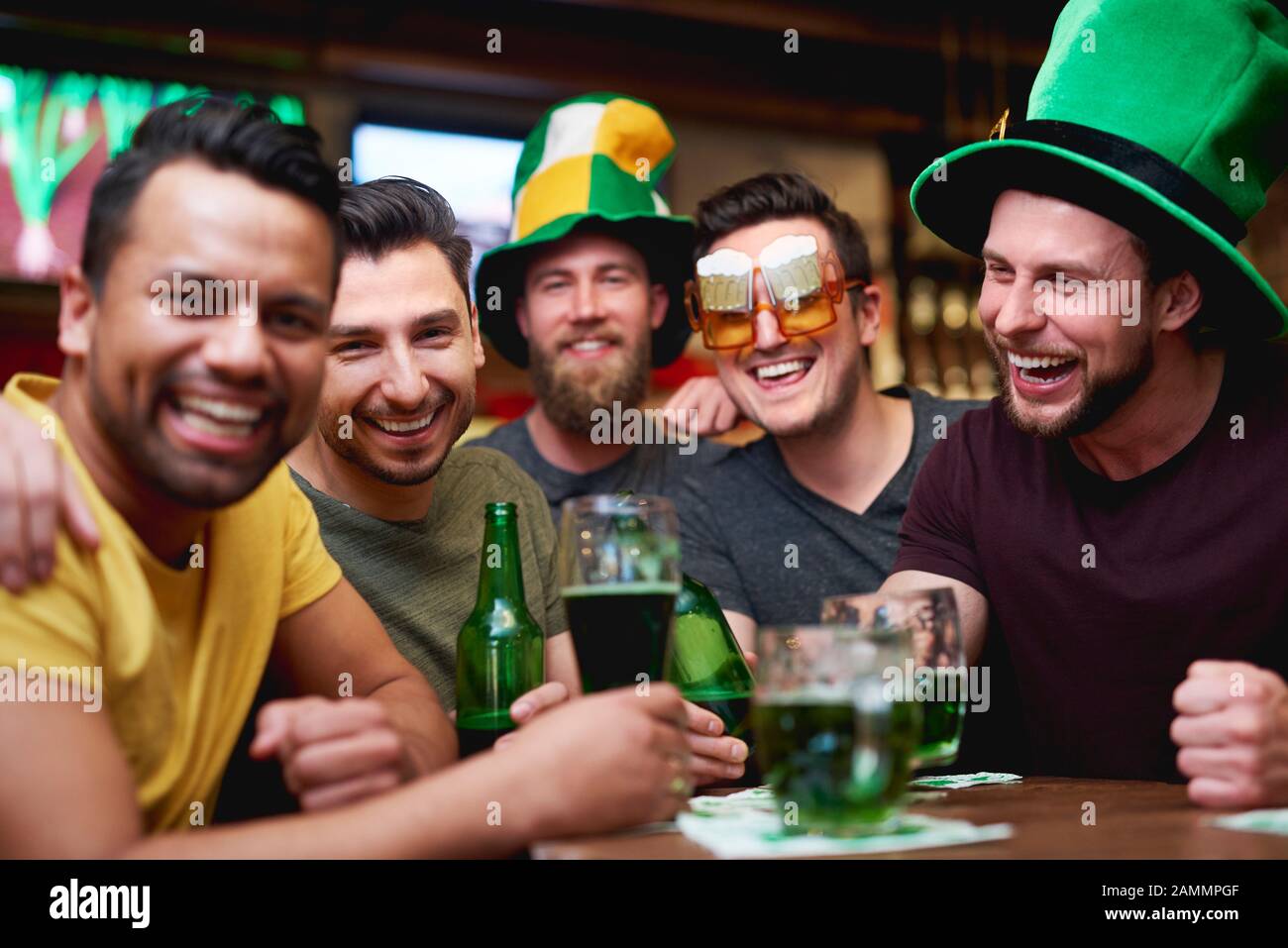 Cerveza con amigos fotografías e imágenes de alta resolución Alamy