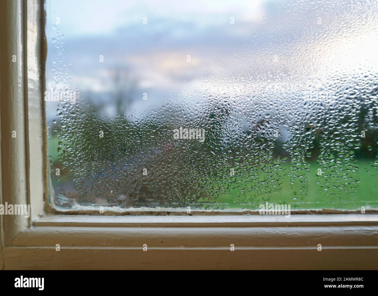 Condensación en un panel de ventana Foto de stock