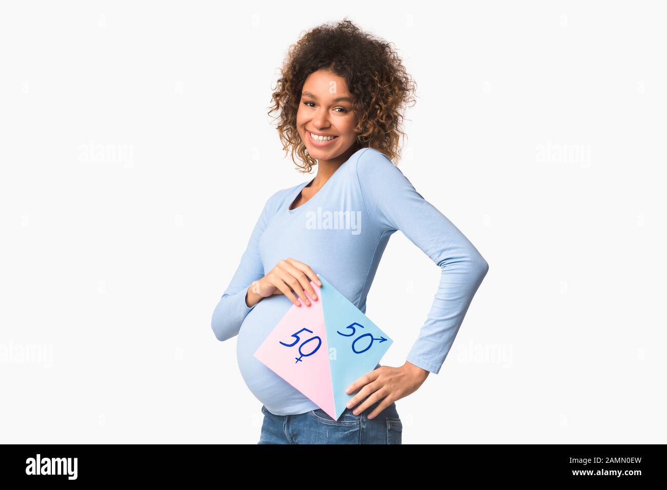 Mujer expectante feliz sosteniendo papel con preguntas niño o niña Foto de stock