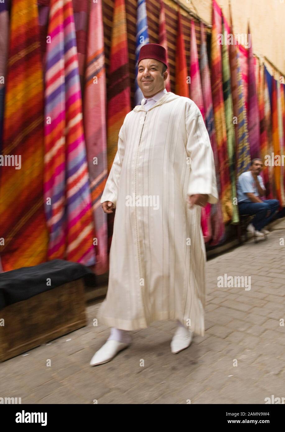 Hombre con ropa tradicional marroquí caminando pasando por coloridas a la venta en el Souk, (Fes), Marruecos, África del Norte, África Fotografía de - Alamy