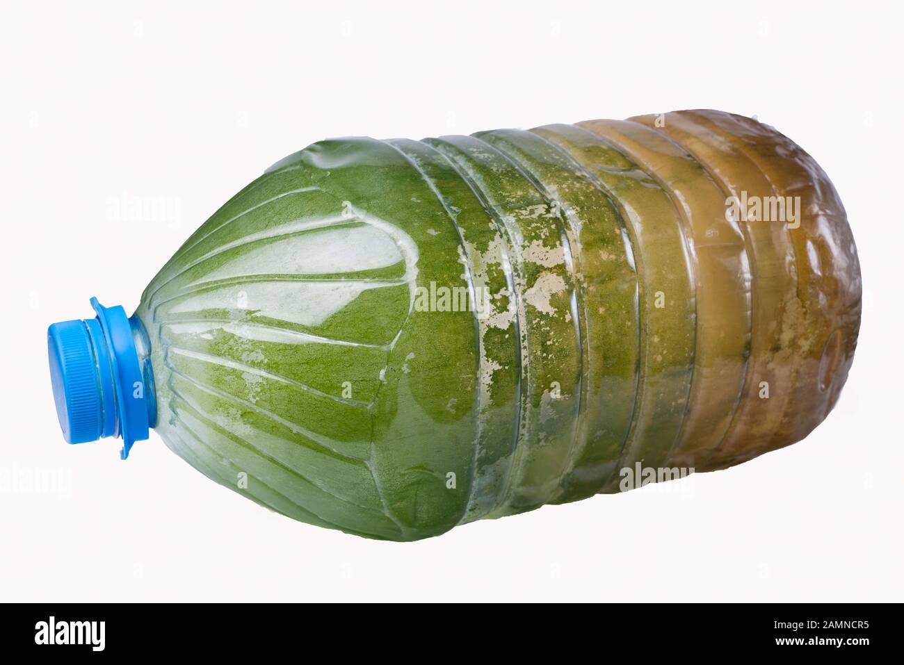 Botella de plástico vacía de residuos aislado en blanco Closeup de una vieja y sucia de una
