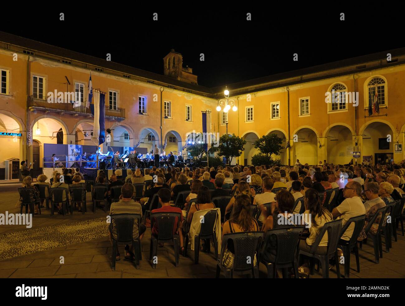 Festa del Mare - una noche de música en vivo piazza actuación en la ciudad turística de verano de Levanto, Cinque Terre, Liguria, Italia UE - julio 2019 Foto de stock